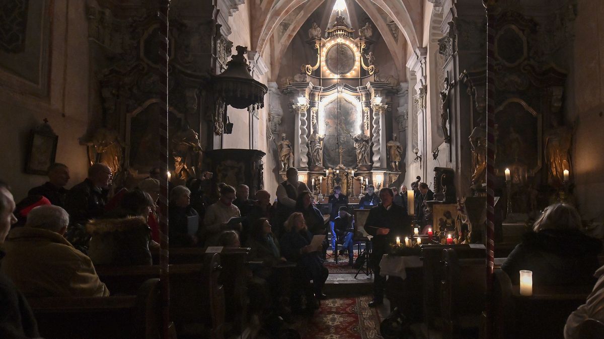 Ve vsi na Domažlicku se rozsvítil barokní oltář s žárovkami ze začátku 20. století